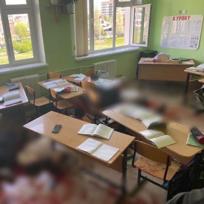 Родителей не пускают, все лежат, ужасный дым: в Казанской школе убили 13 человек