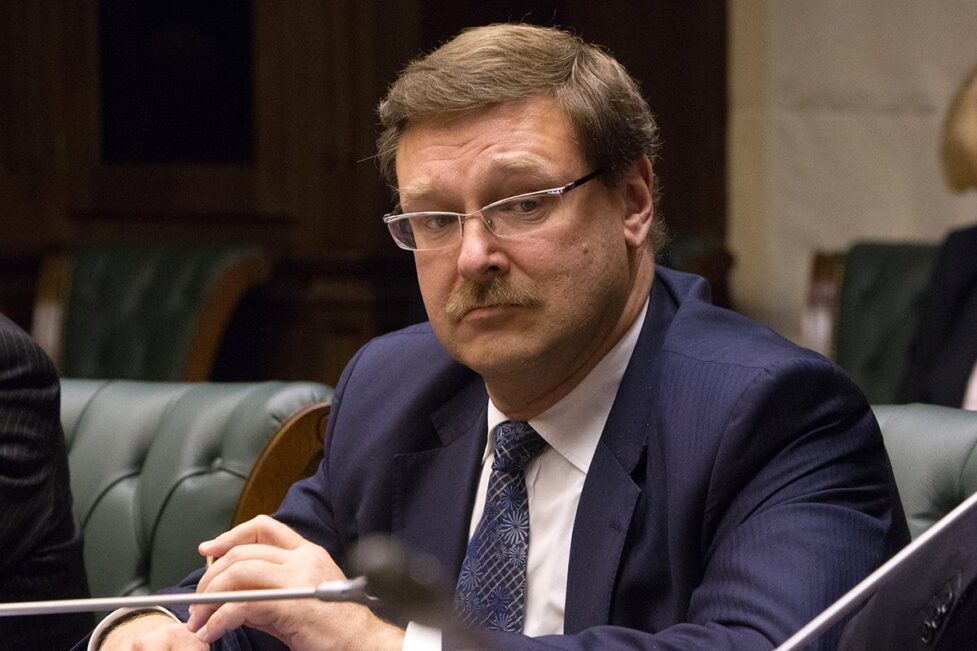 Вице-спикер СФ Косачёв оценил переговоры «погрязших в распрях» Зеленского и Джонсона