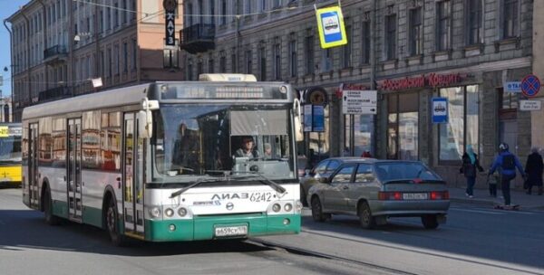 Второй этап транспортной реформы Петербурга начался со сбоев в поставках автобусов