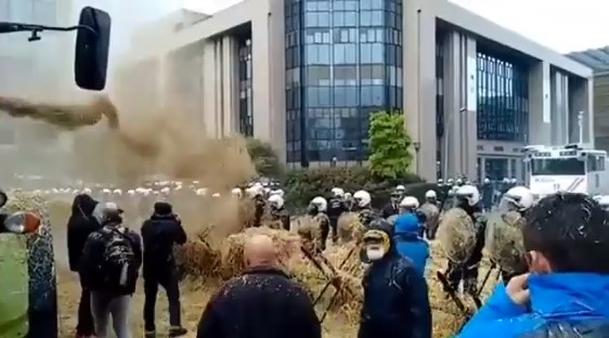 Видео, как протестующие в ЕС фермеры поливают полицейских дерьмом