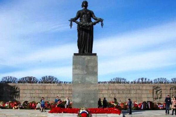 Пресс-служба Беглова украсила речь ко Дню памяти жертв блокады «мыльными» фото из «Википедии»