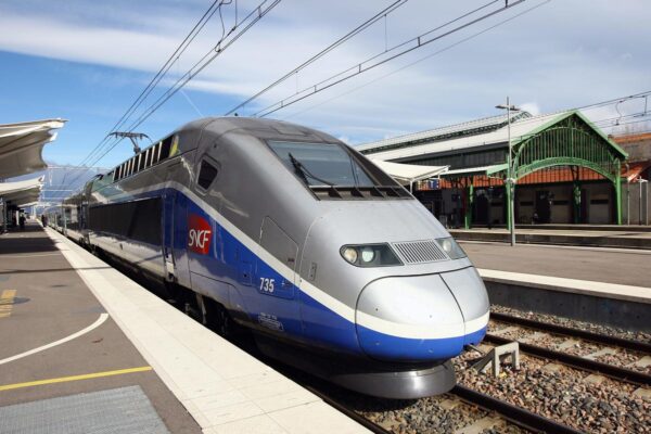 Из-за забастовок во Франции остановлена половина поездов