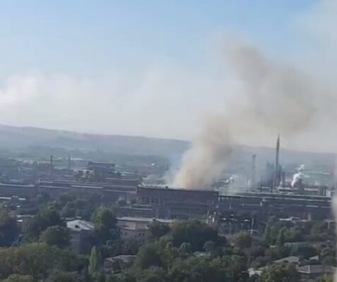 В городе Чирчик (Узбекистан) произошел взрыв и пожар на территории крупного завода