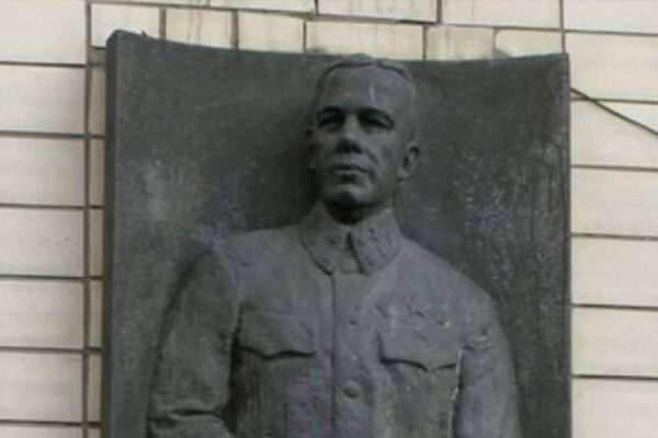 В Киеве демонтировали мемориальную доску Герою Советского Союза