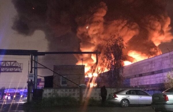 В Петербурге больше 10 часов тушат сильный пожар на складе стройматериалов