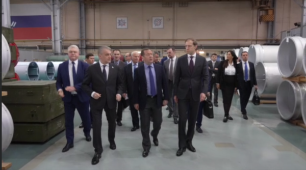 Заместитель председателя СБ РФ Дмитрий Медведев посетил машиностроительный завод «Авангард»