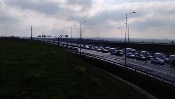 Перед Крымским мостом огромные пробки в обе стороны (на видео – в направлении полуострова)