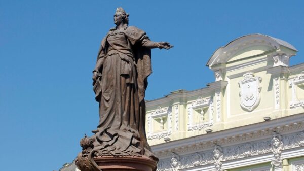 В Одессе новый перфоманс: на голову Екатерине II надели красный колпак палача, а к руке привязали веревку с петлей
