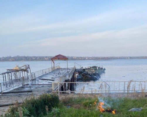 Странные дела в Херсоне: лодки потоплены, российский флаг спущен