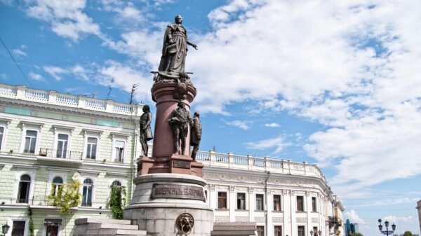 В Одессе сносят памятник основательнице города Екатерине II