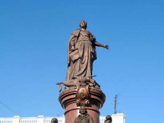 Памятник российской императрице Екатерине II и ее сподвижникам ночью снесли в Одессе