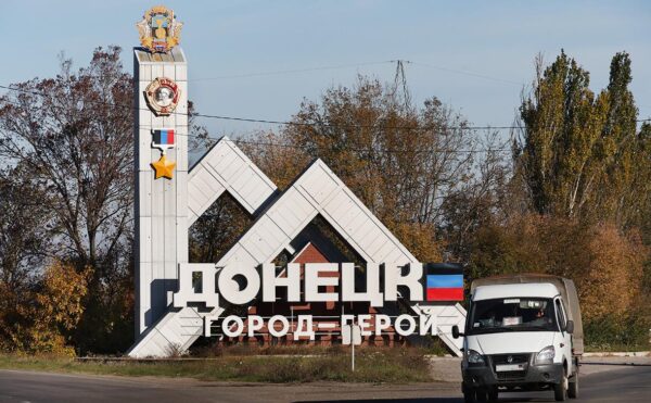 Девять человек пострадали и один погиб в результате ударов по центру Донецка