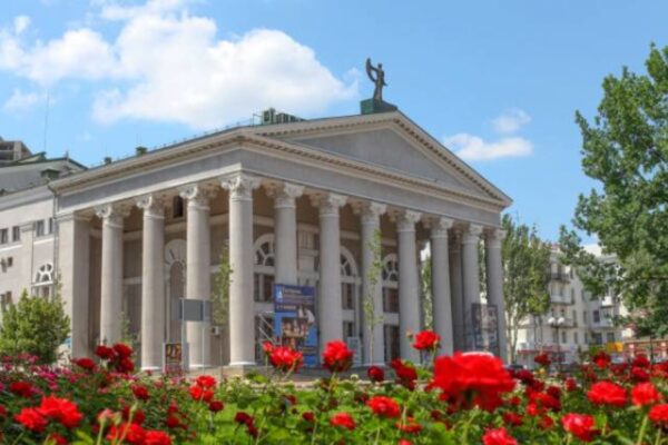 Злополучный Донецкий драматический театр в Мариуполе начали демонтировать
