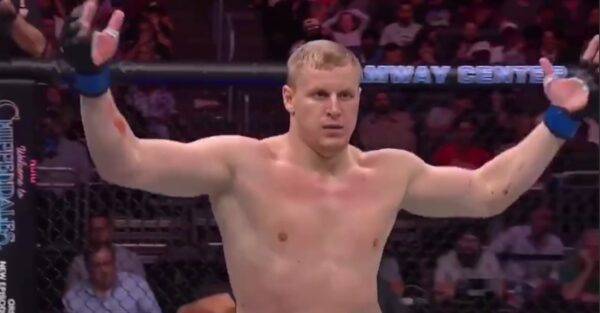 Россиянин Сергей Павлович, выступающий в UFC, технично уложил известного бойца Тай Туиваса