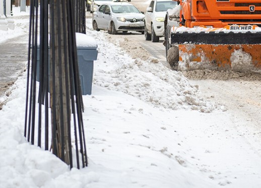 Петербуржцы после снегопада пришли к выводу, что Смольный бросил все силы на вывоз снега с дачи Беглова