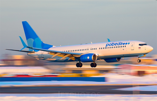 Пассажиры рейса авиакомпании «Победа» возвращаются в аэропорт после того, как их самолет выкатился за пределы взлетной полосы