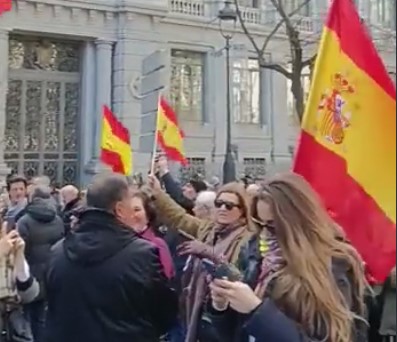 В Мадриде тысячи манифестантов требуют отставки правительства