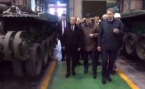 Дмитрий Медведев побывал с инспекцией на 61-м бронетанковом ремонтном заводе в Петербурге