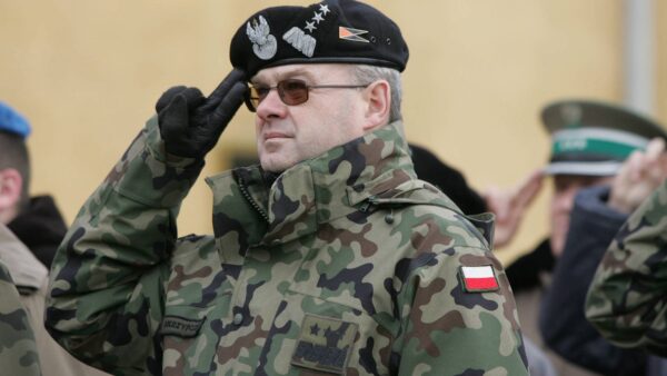 Польский генерал Скжипчак призвал мобилизовать украинских беженцев