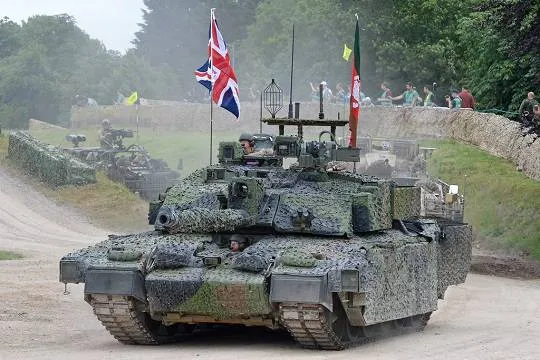Великобритания согласилась отправить на Украину танковый эскадрон