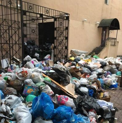 НЭО второй год подряд устраивает мусорный коллапс на новогодние праздники в Петербурге