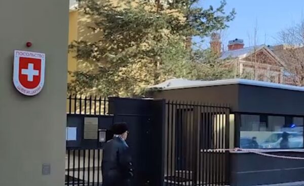 Cлужба безопасности Швейцарии обнаружила на территории посольства в Москве «гранаты», которые оказались набиты горохо