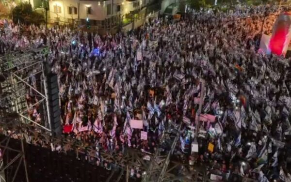 Во время антиправительственных протестов в Израиле тысячи митингующих перекрыли шоссе Аялон в Тель-Авиве