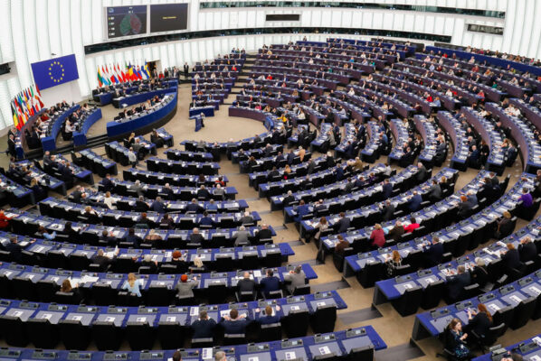 Члены Европарламента призывают мировые правительства прекратить вооружать Украину, отменить санкции в отношении России и начать переговоры