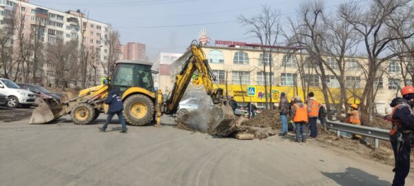 Во Владивостоке улицы залило кипятком из-за прорыва теплотрассы