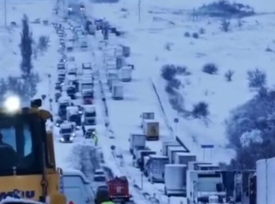Ситуация на трассе М-4 в Ростовской области от «Автодора». Магистраль накануне засыпало снегом