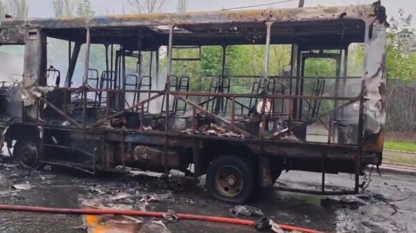 Последствия прилета по автобусу в Донецке. Маршрутка сгорела – пассажиры погибли