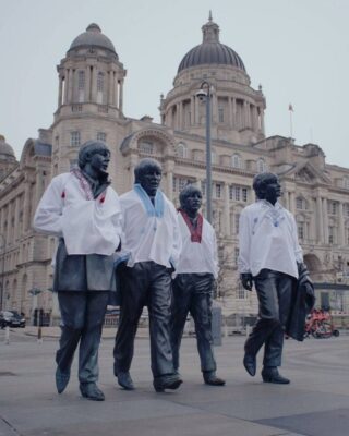 В Ливерпуле памятник группе The Beatles нарядили в вышиванки