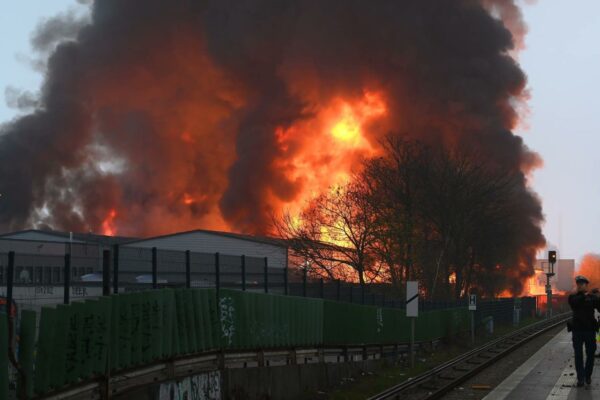 В Гамбурге произошел крупный пожар в промышленном районе