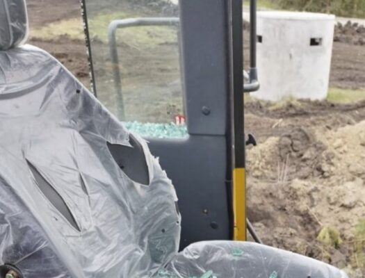 Украинский беспилотник упал на трактор-погрузчик в Курской области