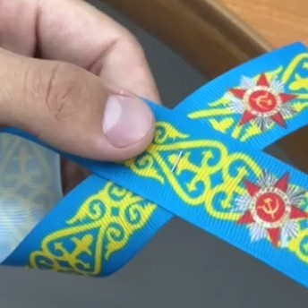В Казахстане к 9 мая раздают «токаевские ленточки» – Жеңіс лентасы (Лента Победы)