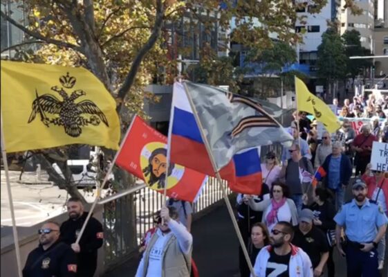 Российские флаги и Z-символика в Сиднее. Это митинг в поддержку России и за свободу Джулиана Ассанжа