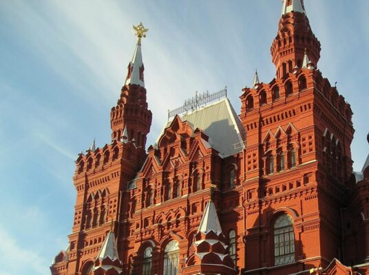 На Красной площади в Москве эвакуируют посетителей исторического музея из-за угрозы взрыва