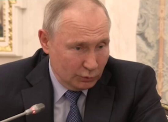 Путина ограничивают в доступе к информации: в Сети обсуждают возможность военного переворота в России