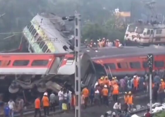 288 человек погибли при столкновении поездов в Индии