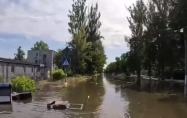 Ситуация в Новой Каховке: после разрушения ГЭС уровень воды начал спадать