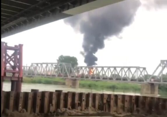 В Краснодаре полыхает нефтебаза около Яблоновского моста. Дым виден за несколько километров