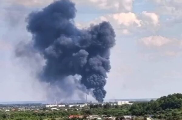 В сети публикуют кадры пожара в промзоне Шебекино