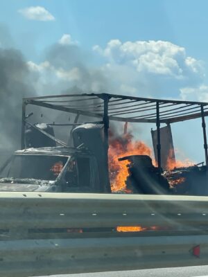 У Крымского моста сгорел грузовик, перевозивший биотуалеты