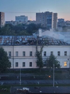 Беспилотник попал в многоэтажное здание бизнес-центра на проспекте Лихачева в Москве