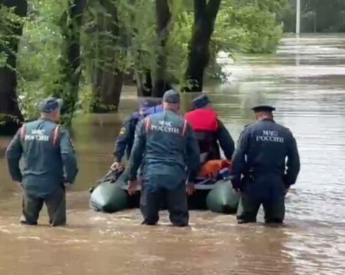 В Приморье продолжается наводнение, подтоплены около четырех тысяч домов. К людям стали выходить тигры