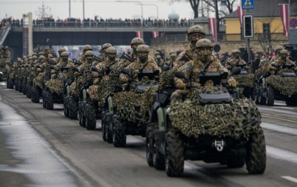 Жители должны чаще видеть солдат и военную технику — минобороны Латвии