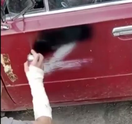 Казахстан. Русского парня заставили закрасить на его же автомобиле нарисованную литеру Z