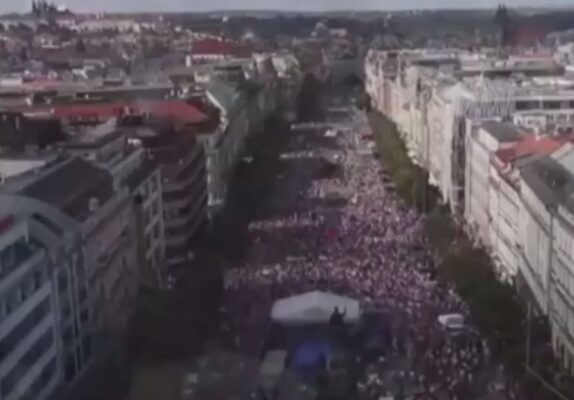 Тысячи людей вышли на улицы Праги, протестуя против военной помощи Украине и роста цен