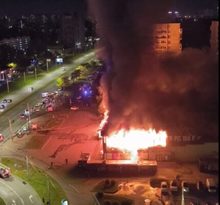 Торговый центр загорелся на Бухарестской улице в Петербурге