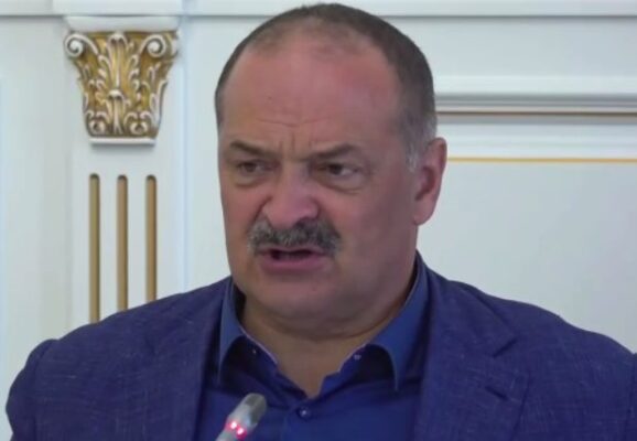 Глава Дагестана Сергей Меликов отчитал местных чиновников за то, что они катаются по региону с охраной